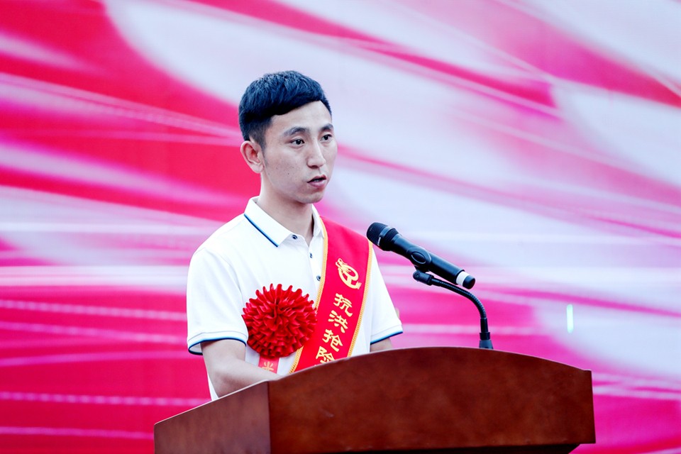 周鑫.jpg