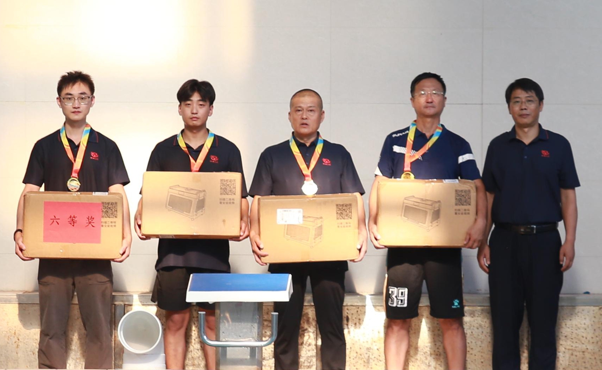 03-公司工会主席、副总经理彦祺宣读比赛成绩.JPG