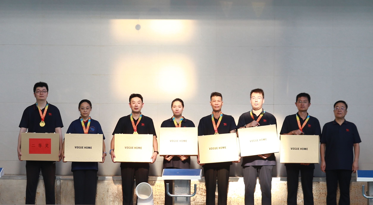 07-公司副总经理辛改成为荣获个人项目第二名的：研发二中心海天阳、平顶山分公司朱筱萌、福之汇公司李森、市场部李蓓佳、中诚服务公司余林、政企业务部贾其林、项目管理部魏洪峰颁奖表彰.JPG