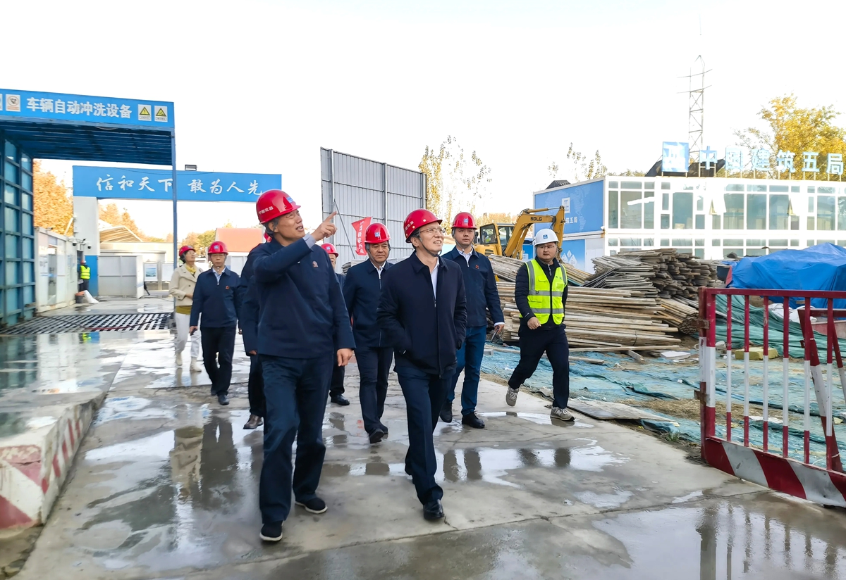 5、陈总一行实地察看公司通信科研中心项目的建设情况.jpg